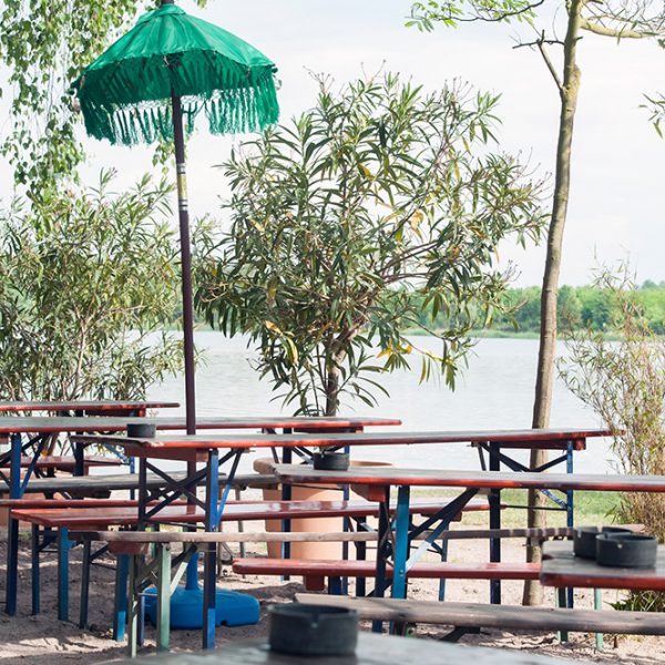 Beachbar Lambsheim - Sonnenschirm und Seeblick