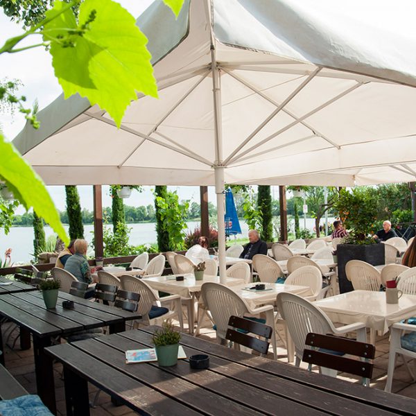 Gasthaus am See "Fischerhütte" Terrasse mit Blick auf Lambsheimer Weiher